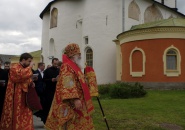 Чудотворная Тихвинская икона Божией Матери перенесена на летний период в Успенский собор Тихвинского монастыря